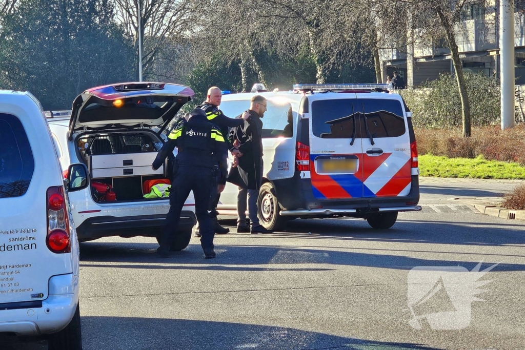 Verdachten onder schot uit voertuig gehaald