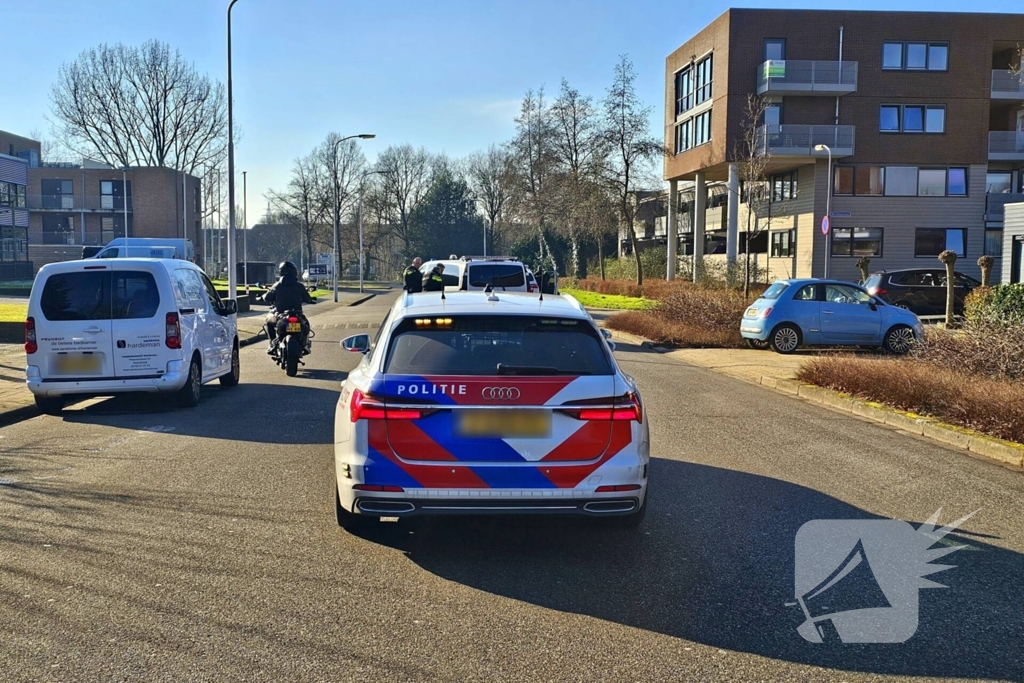 Verdachten onder schot uit voertuig gehaald