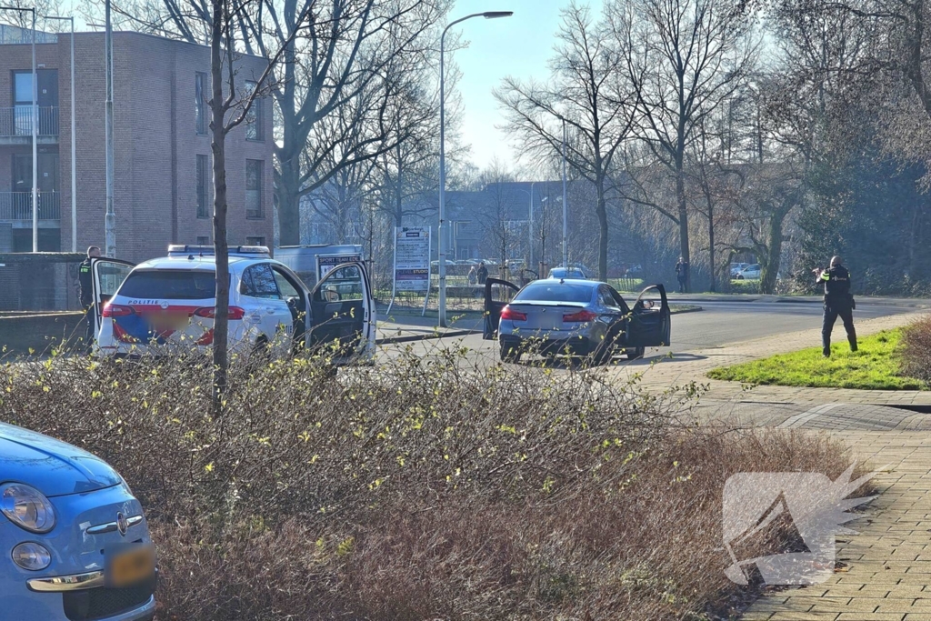 Verdachten onder schot uit voertuig gehaald