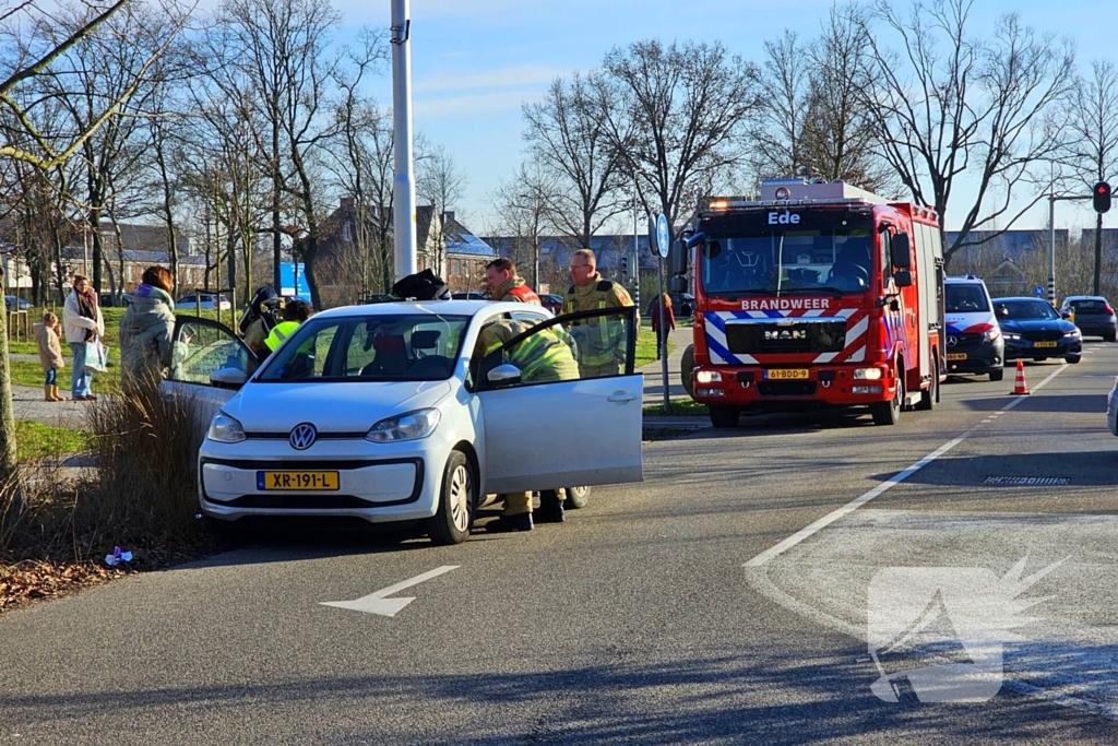 Brandweer controleert auto na brandmelding