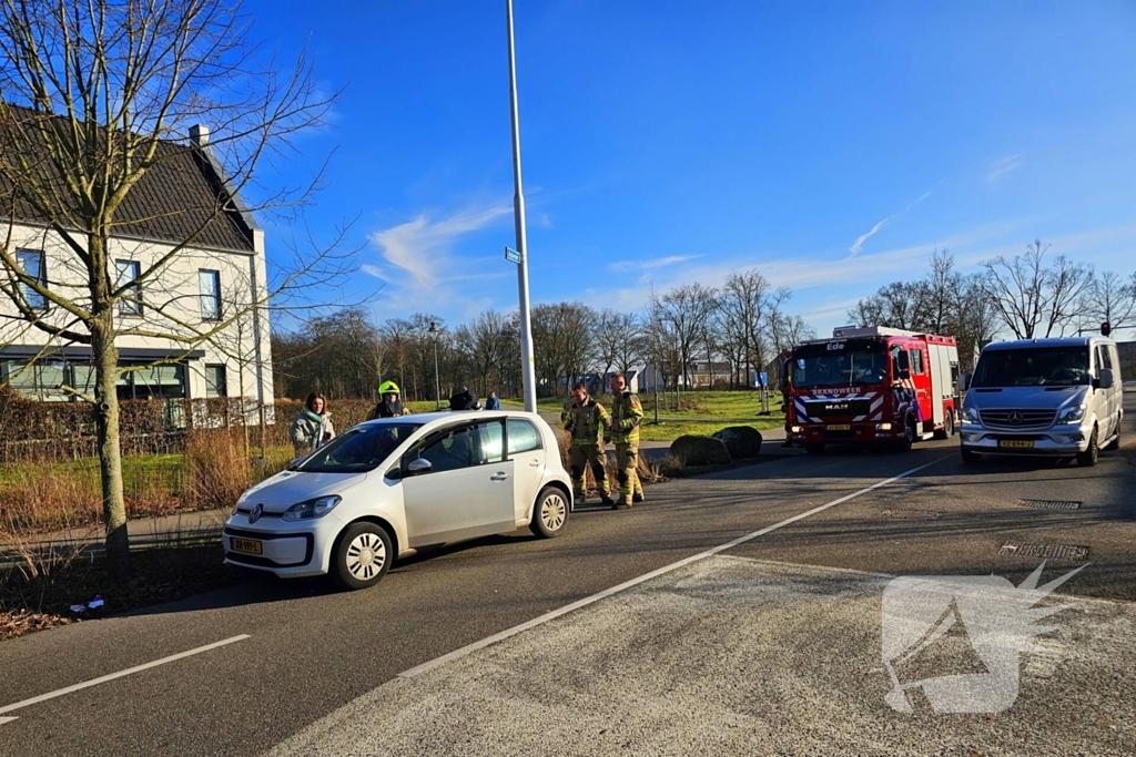 Brandweer controleert auto na brandmelding