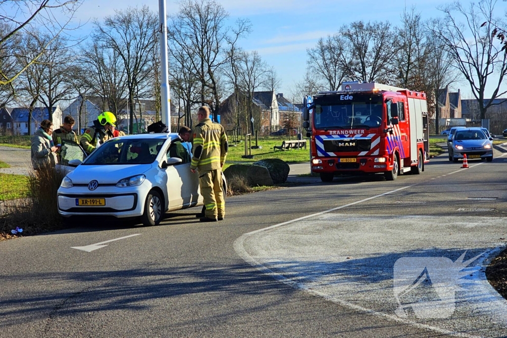 Brandweer controleert auto na brandmelding