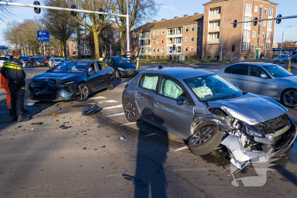 Twee voertuigen fiks beschadigd bij aanrijding op kruising