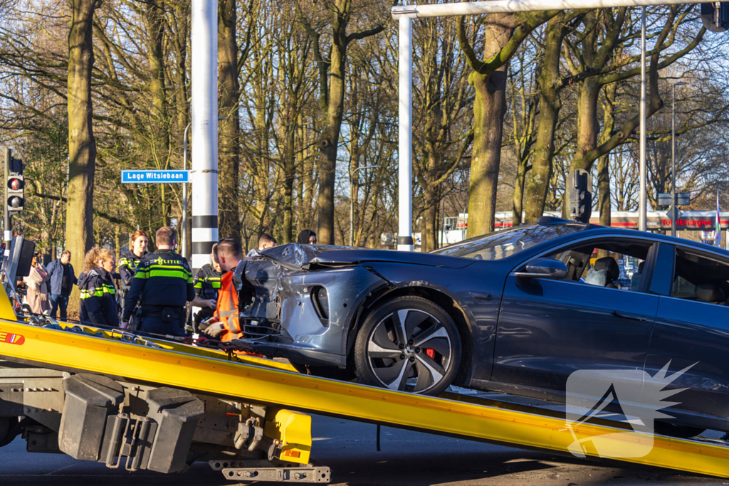 Twee voertuigen fiks beschadigd bij aanrijding op kruising