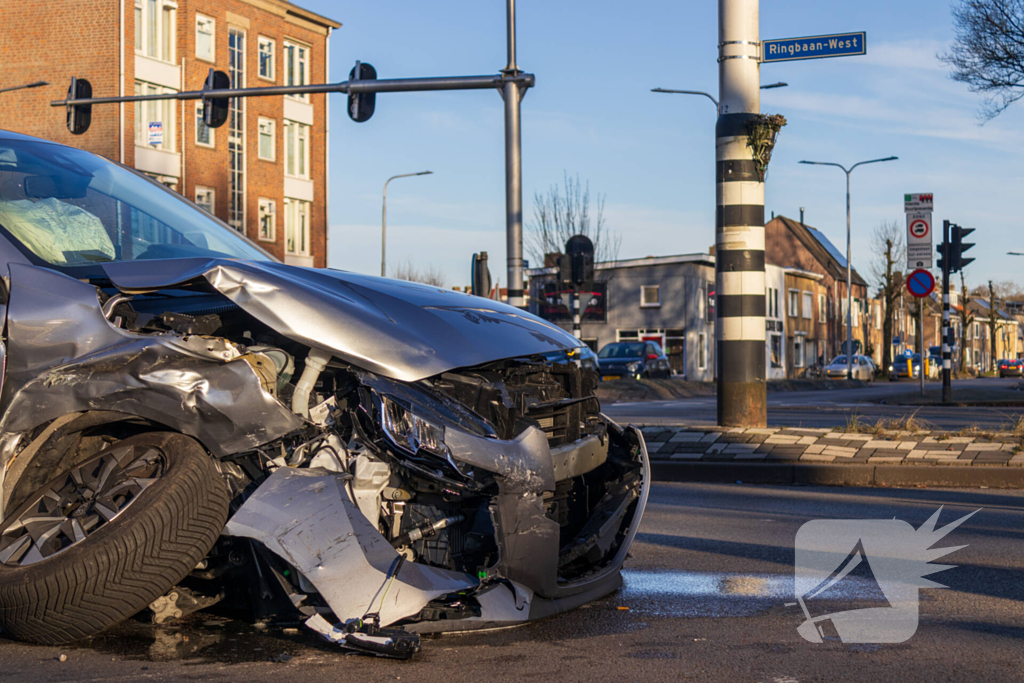 Twee voertuigen fiks beschadigd bij aanrijding op kruising