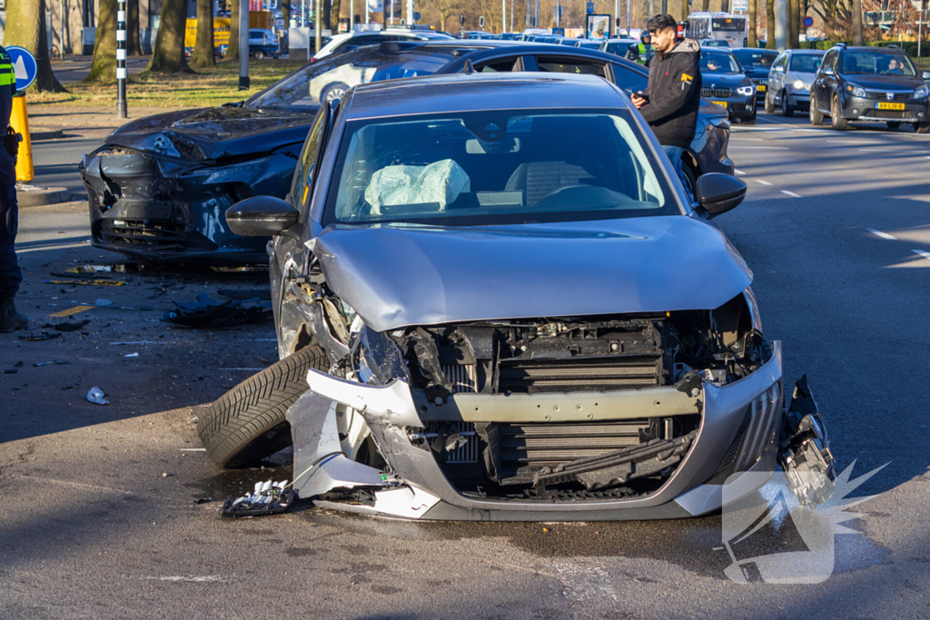 Twee voertuigen fiks beschadigd bij aanrijding op kruising