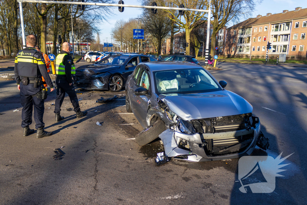 Twee voertuigen fiks beschadigd bij aanrijding op kruising