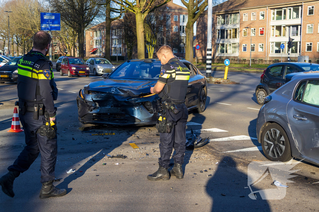 Twee voertuigen fiks beschadigd bij aanrijding op kruising