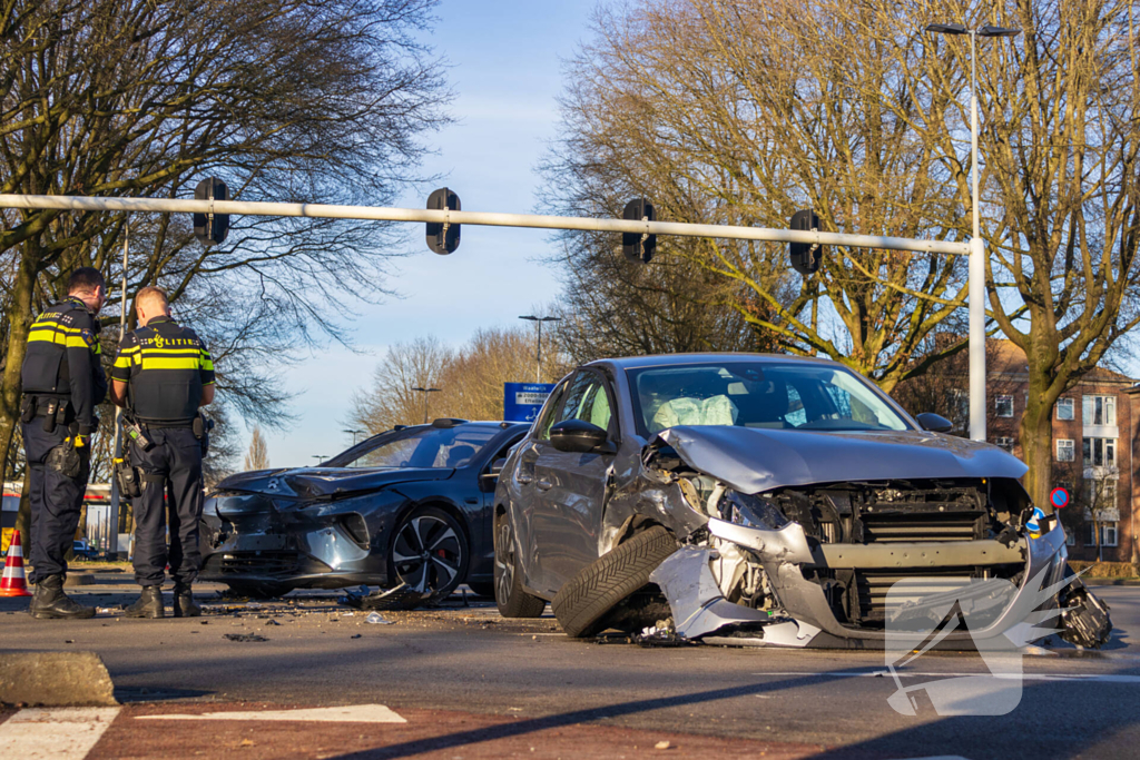 Twee voertuigen fiks beschadigd bij aanrijding op kruising