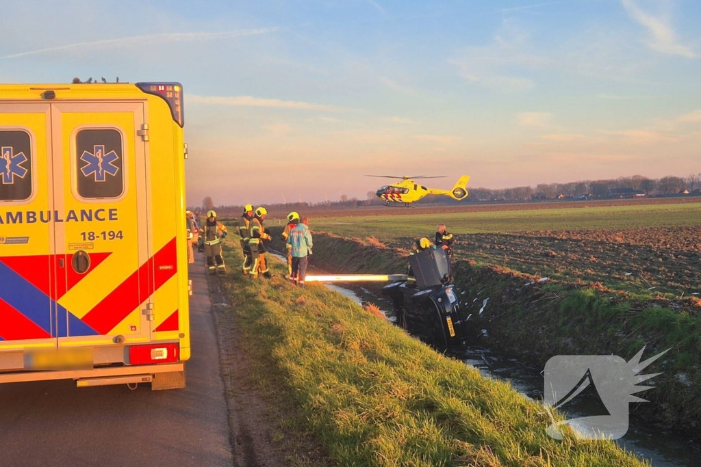 Voertuig belandt op zijkant in water na ongeval