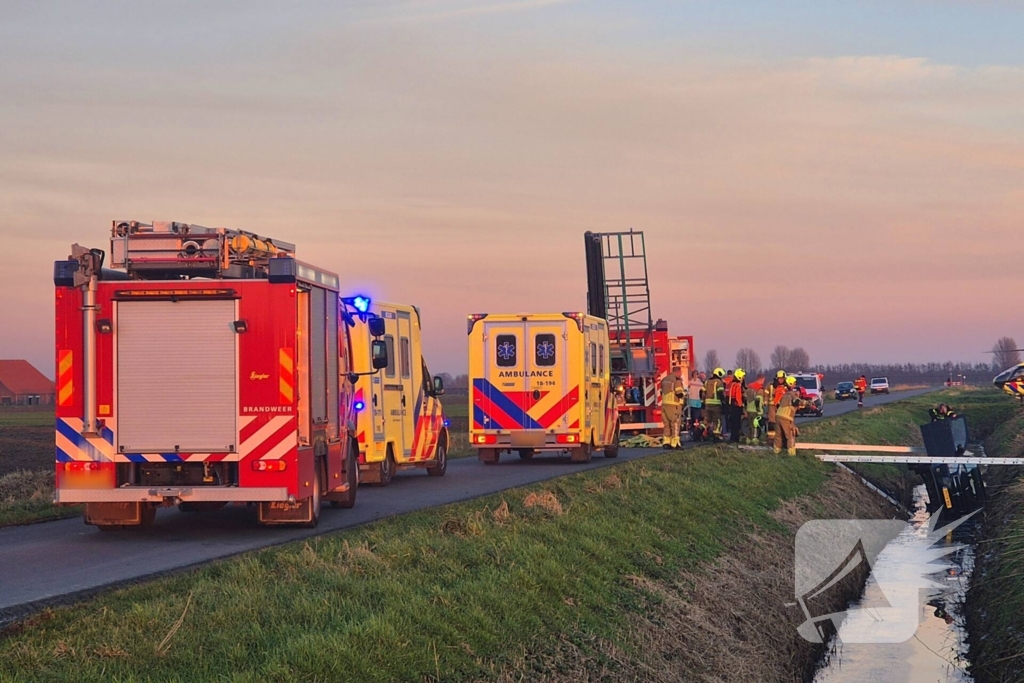 Voertuig belandt op zijkant in water na ongeval