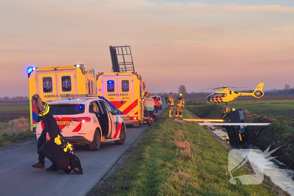 Voertuig belandt op zijkant in water na ongeval