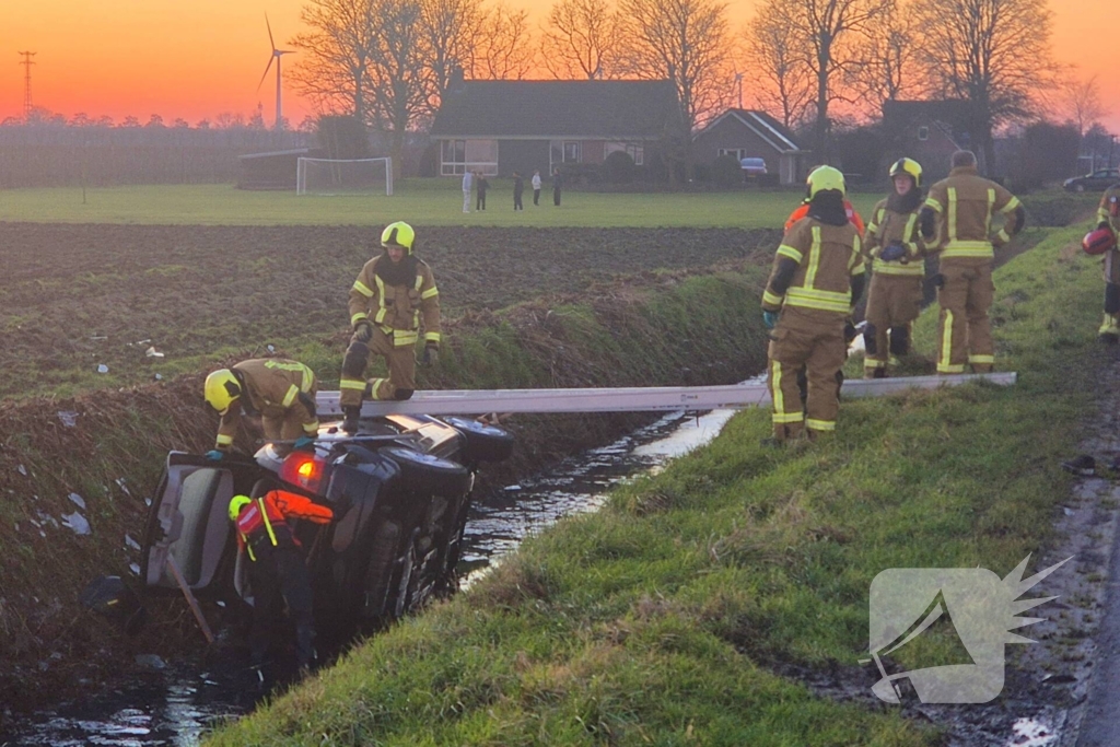 Voertuig belandt op zijkant in water na ongeval