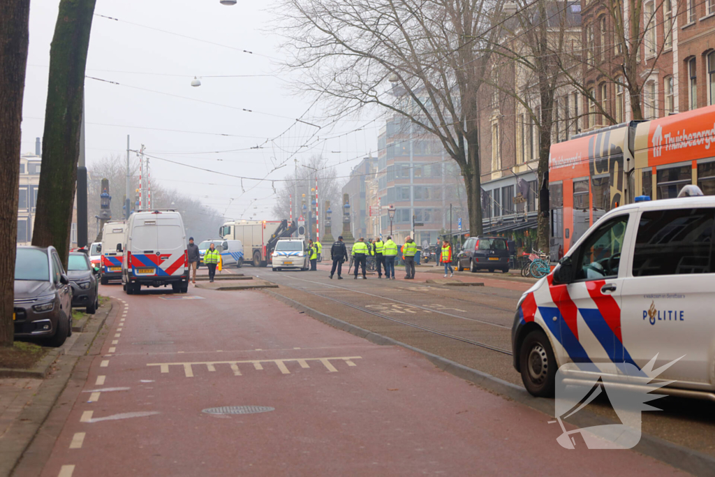 Kind bekneld onder tram
