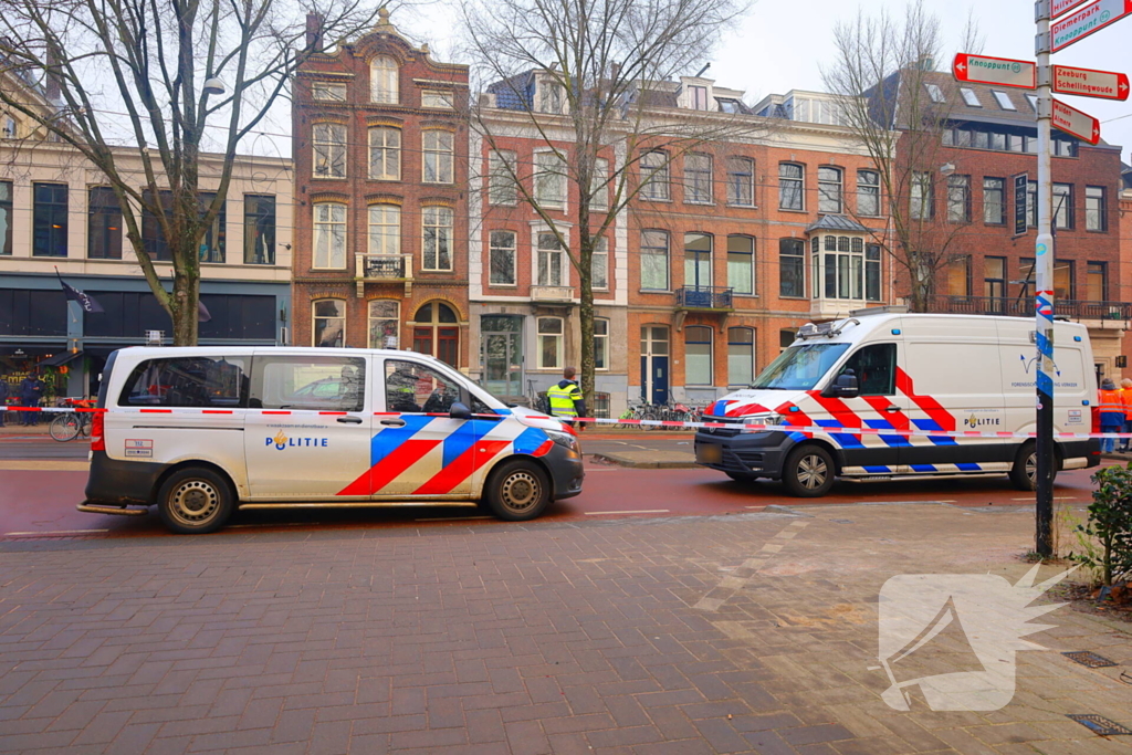 Kind bekneld onder tram