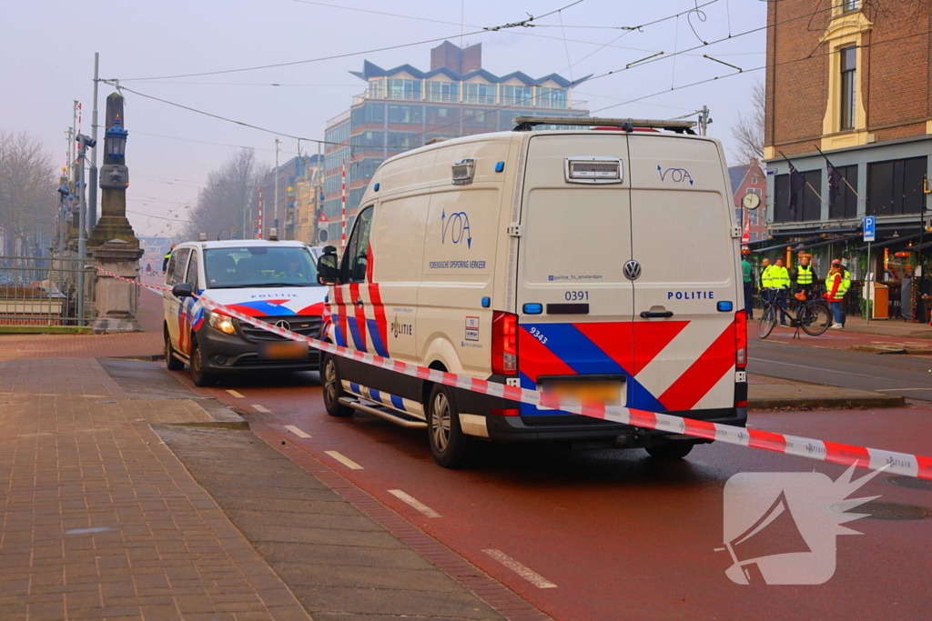 Kind bekneld onder tram
