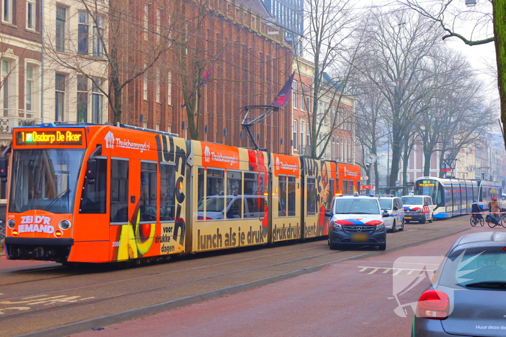 Kind bekneld onder tram