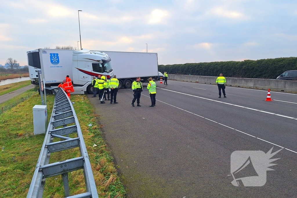 Vrachtwagen crasht en belandt in vangrail