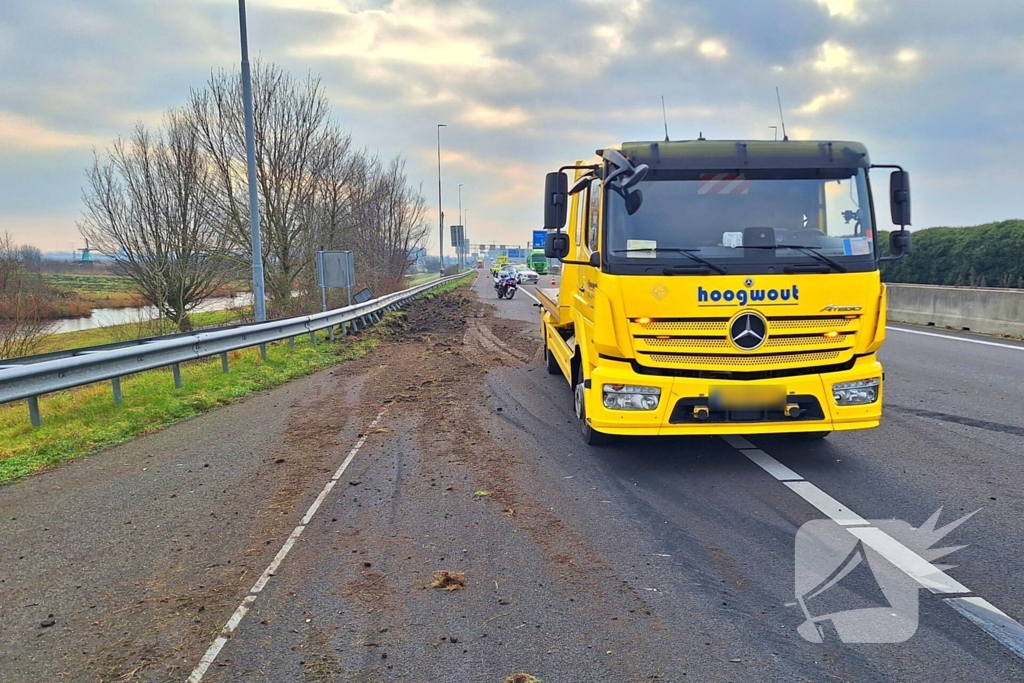 Vrachtwagen crasht en belandt in vangrail
