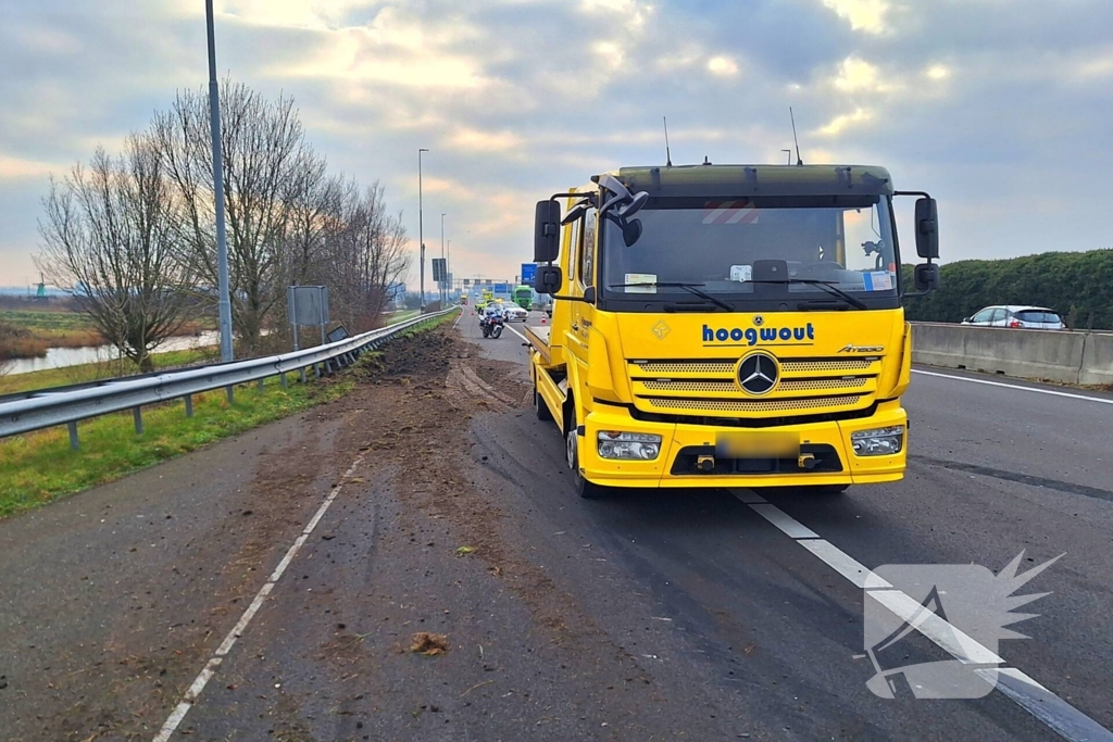 Vrachtwagen crasht en belandt in vangrail