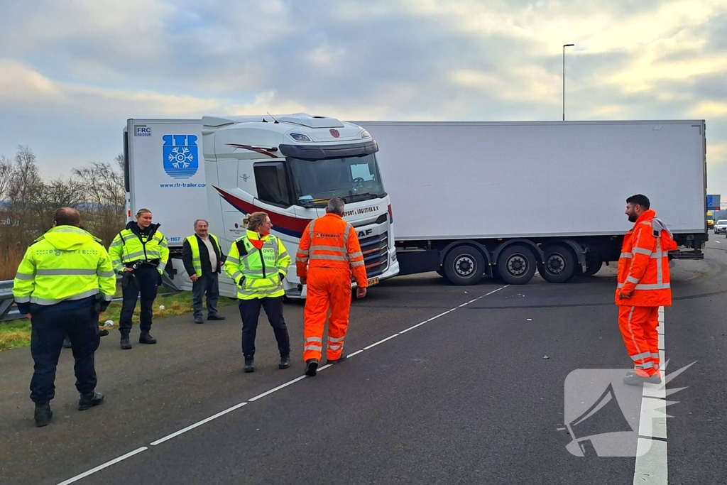 Vrachtwagen crasht en belandt in vangrail