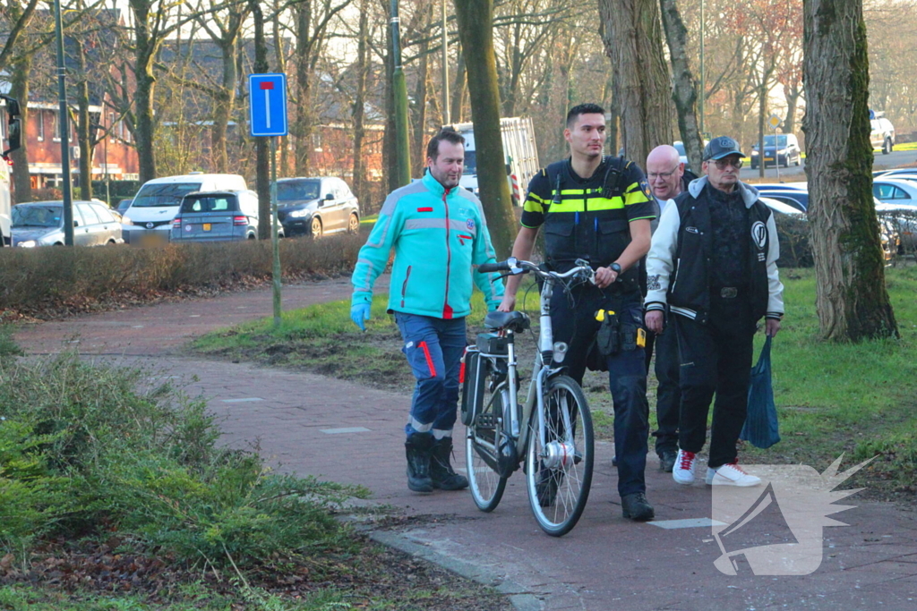 Automobilist rijdt fietser aan op rotonde