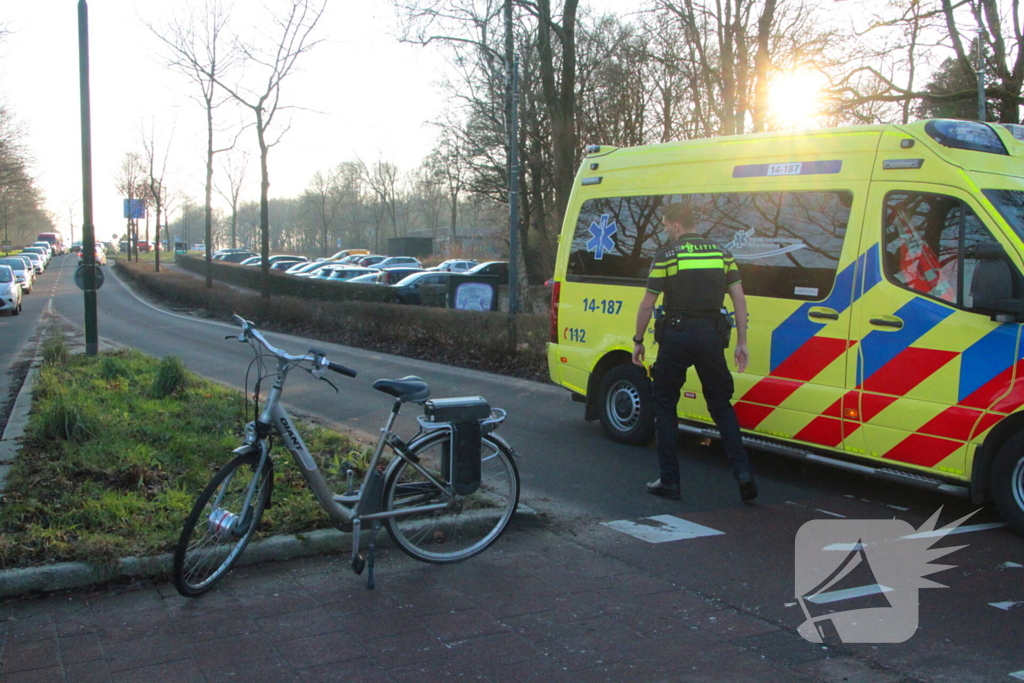 Automobilist rijdt fietser aan op rotonde