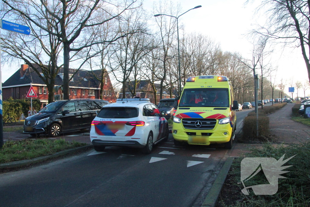 Automobilist rijdt fietser aan op rotonde