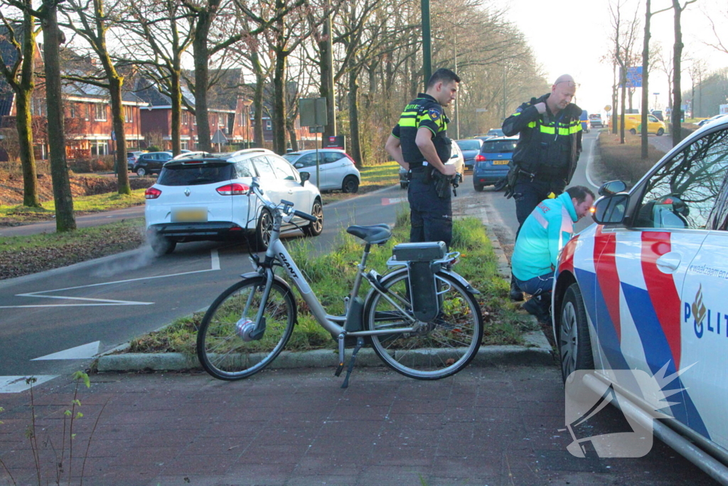 Automobilist rijdt fietser aan op rotonde