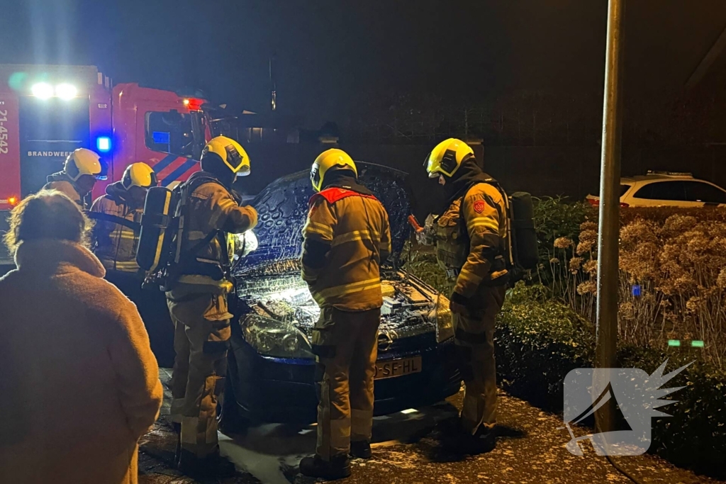 Brand onder motorkap van auto