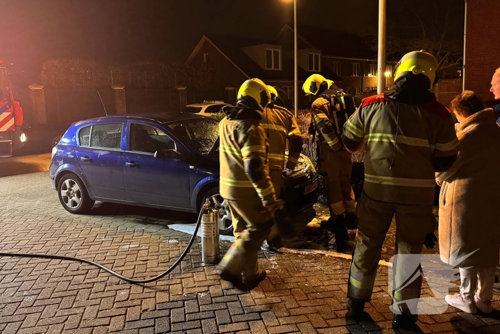 Brand onder motorkap van auto