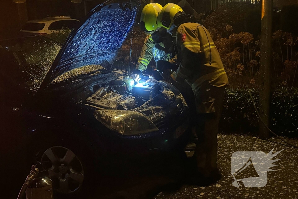 Brand onder motorkap van auto