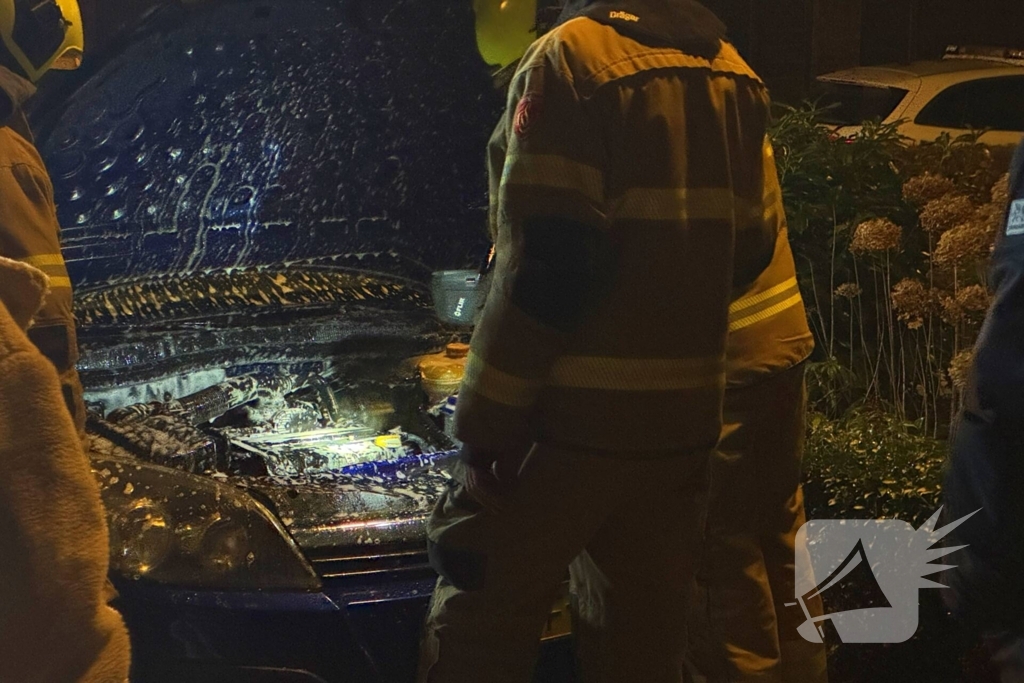 Brand onder motorkap van auto