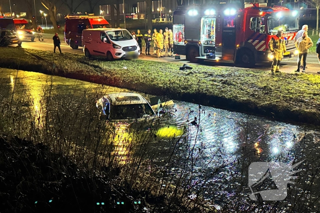 Peperdure Mercedes belandt in het water