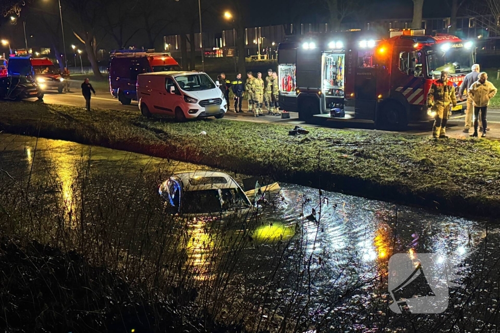Peperdure Mercedes belandt in het water