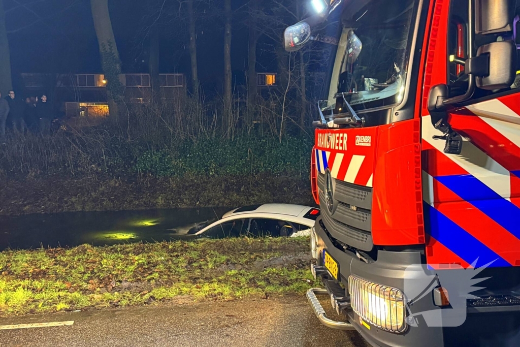 Peperdure Mercedes belandt in het water