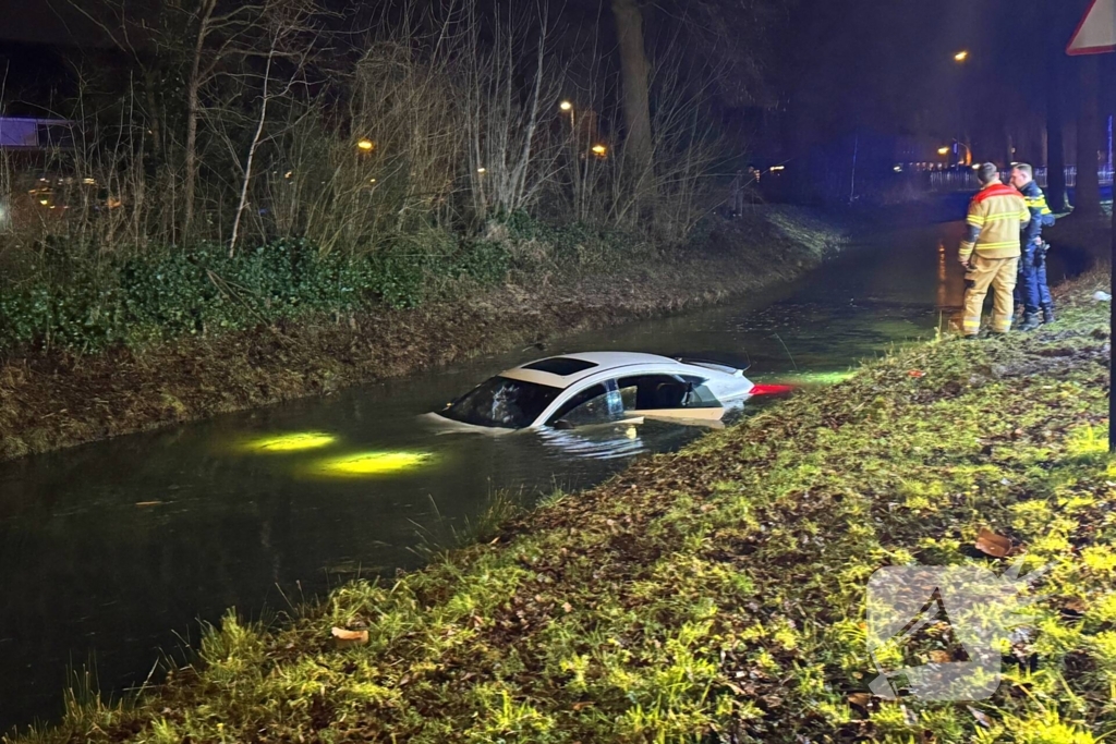 Peperdure Mercedes belandt in het water
