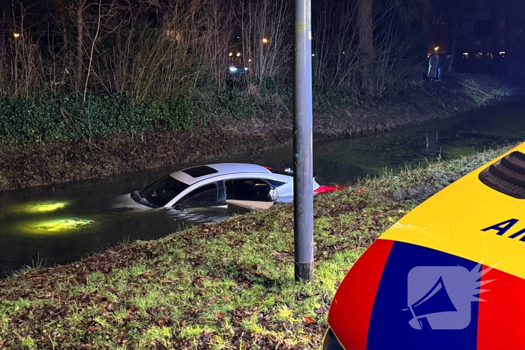 Peperdure Mercedes belandt in het water