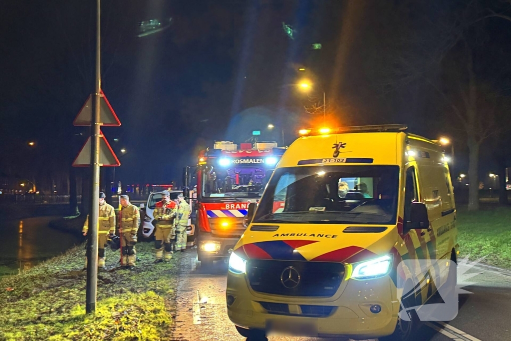 Peperdure Mercedes belandt in het water