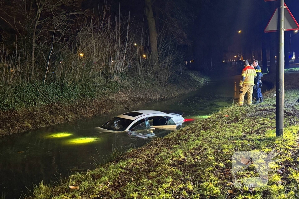 Peperdure Mercedes belandt in het water