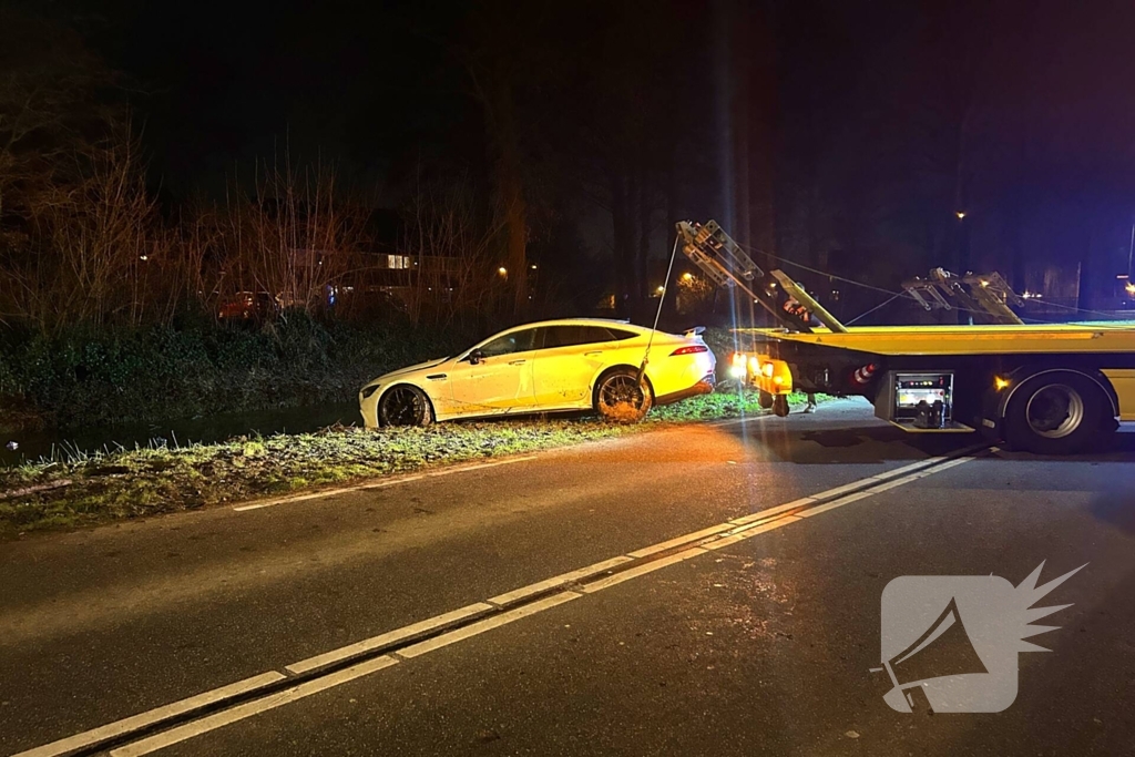 Peperdure Mercedes belandt in het water
