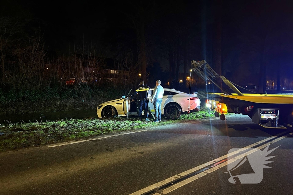Peperdure Mercedes belandt in het water