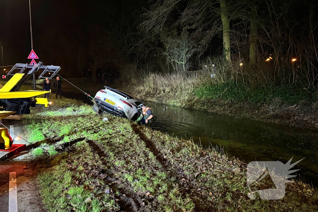 Peperdure Mercedes belandt in het water