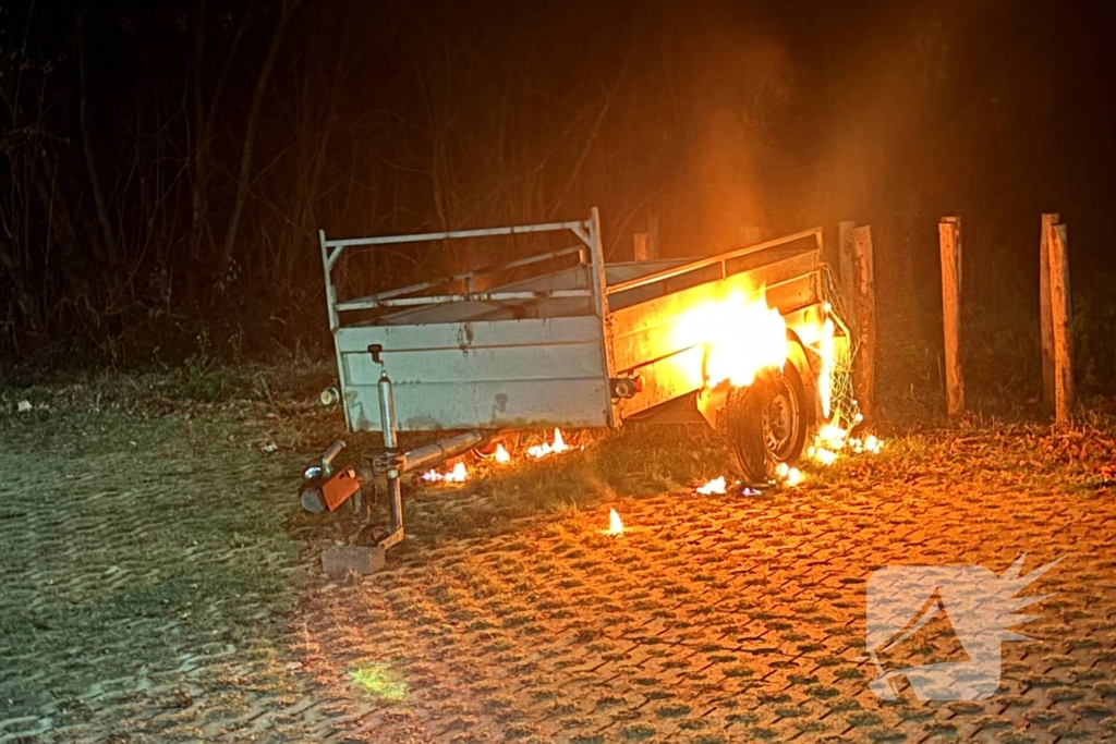 Aanhangwagen gaat in vlammen op