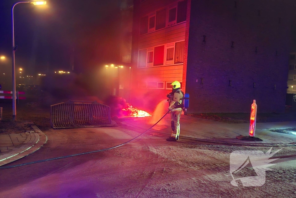 Veel rook bij buitenbrand naast portiek