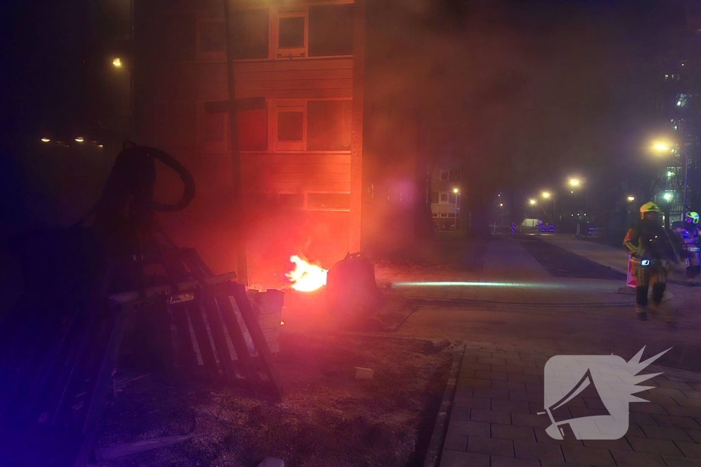 Veel rook bij buitenbrand naast portiek