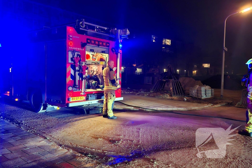 Veel rook bij buitenbrand naast portiek