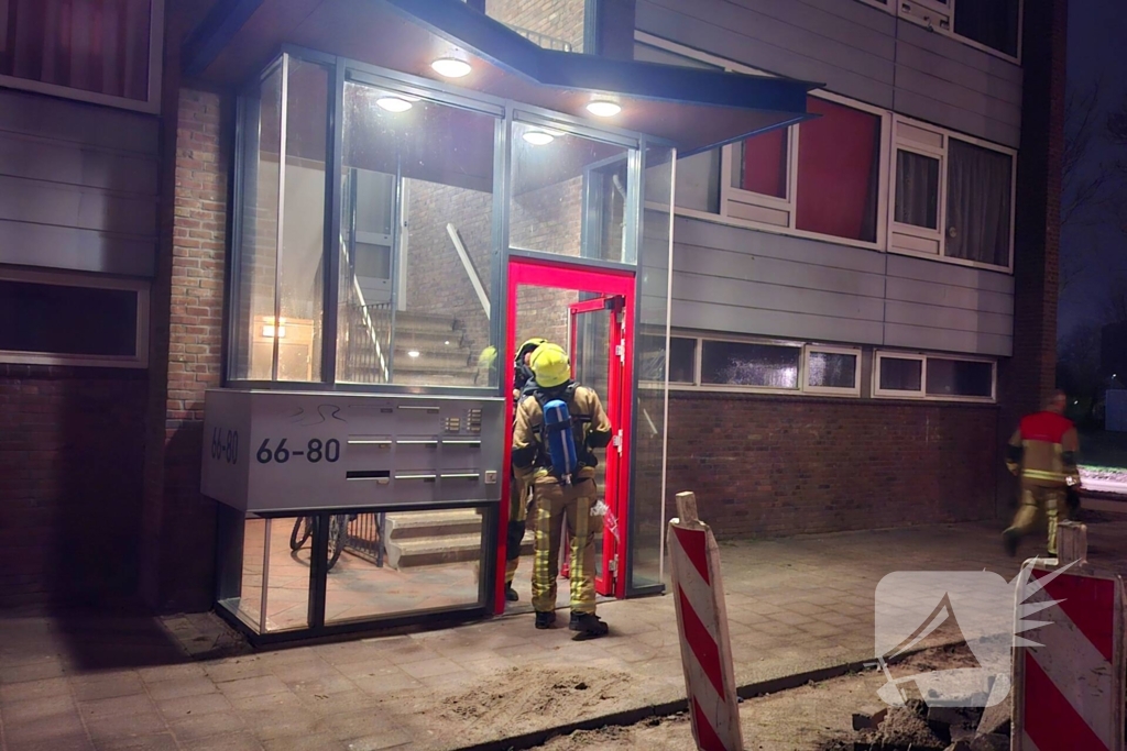 Veel rook bij buitenbrand naast portiek