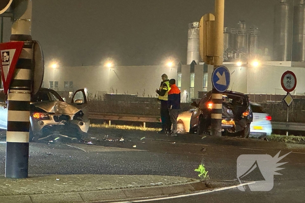 Flinke schade bij botsing tussen twee auto's