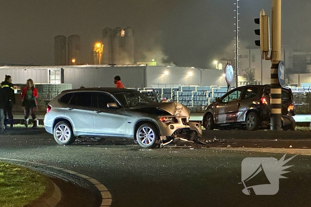 Flinke schade bij botsing tussen twee auto's